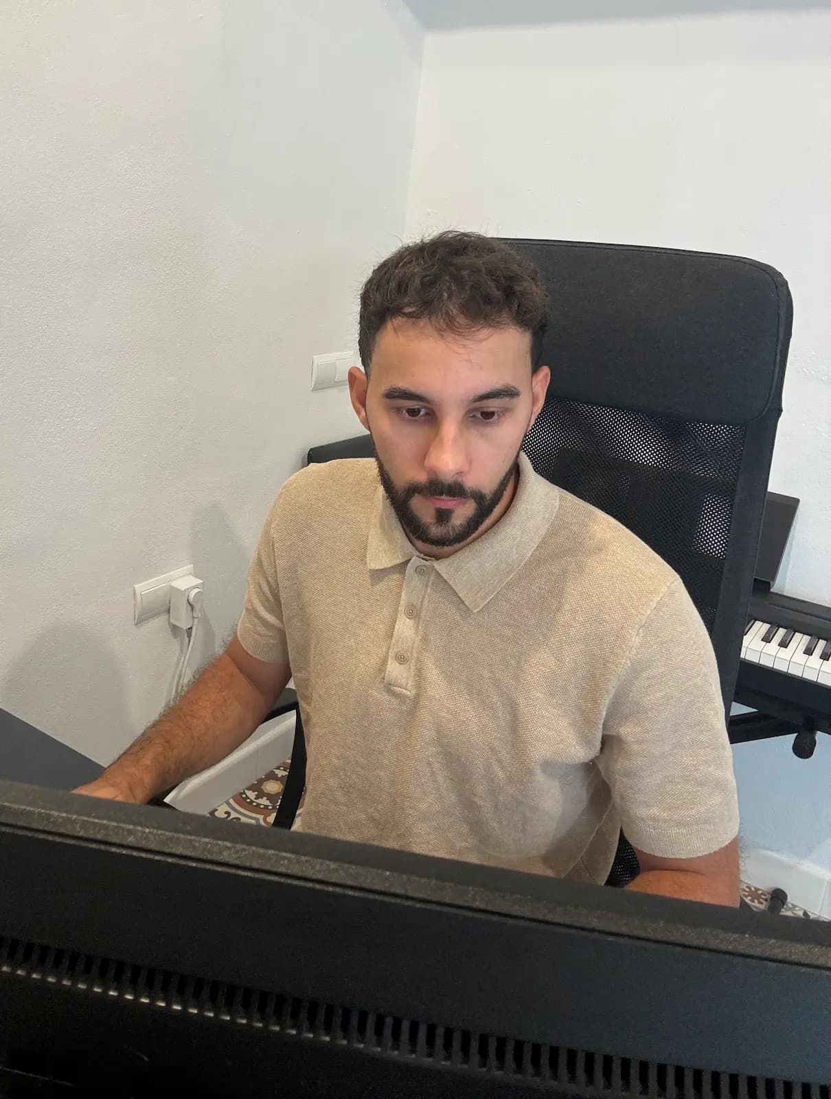 Chris Blassiaux au travail sur son bureau