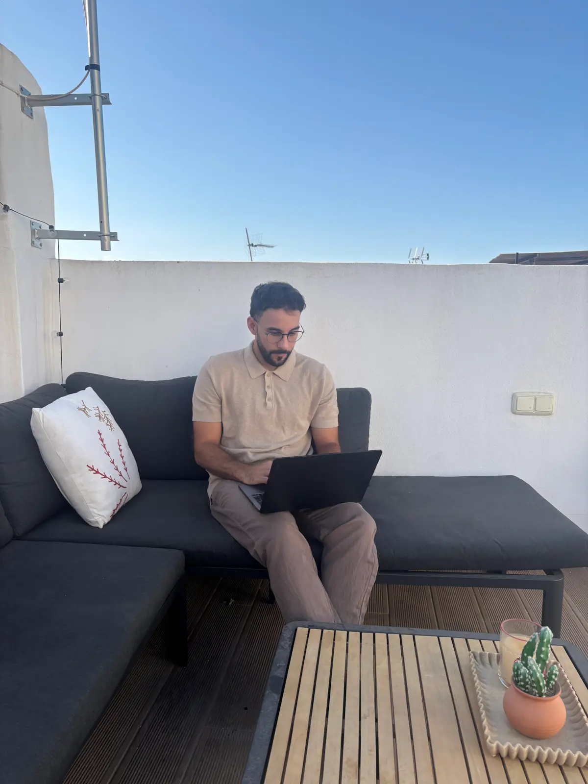 Chris Blassiaux qui travaille sur son ordinateur portable en terrasse